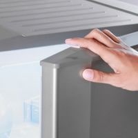how to clean the fridge plastic parts