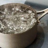 boiling water to get laundry detergent stains out of clothes