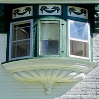 different ways to decorate a bay window ledge